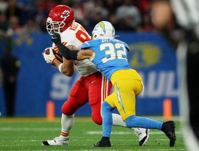 Travis Kelce (yes that Travis Kelce) slapped by Chargers’ Teair Tart